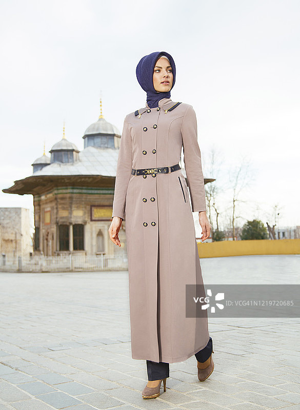 穿着朴素的年轻漂亮的穆斯林妇女图片素材