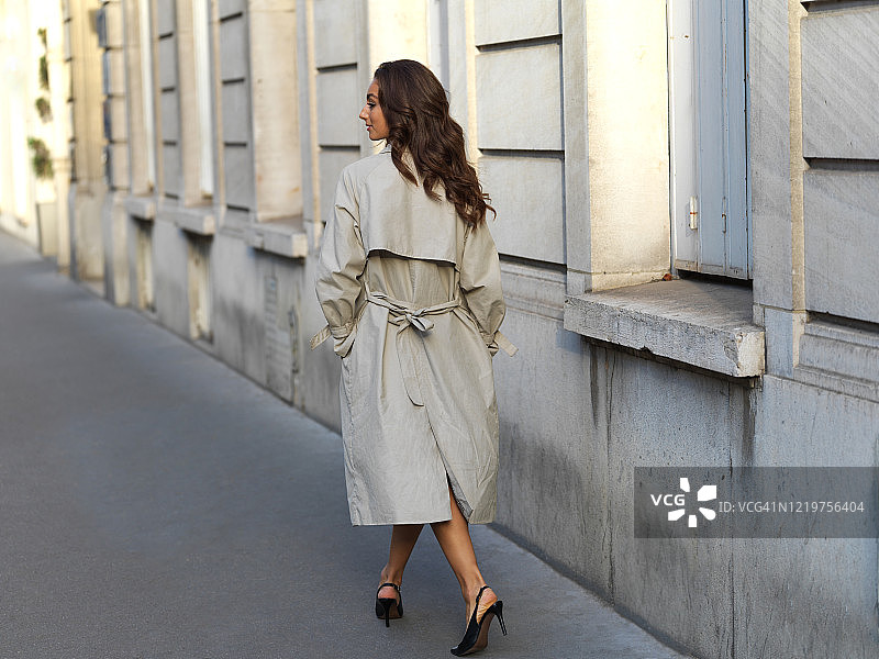 法国巴黎，白天人行道上时髦的年轻女子图片素材