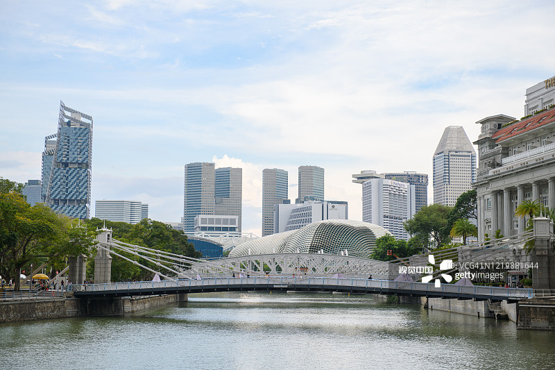 新加坡的安德森大桥，横跨新加坡河的天际线和城市景观。开了1910图片素材