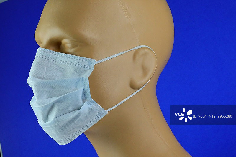 用污染口罩遮住脸部，防止病毒感染图片素材