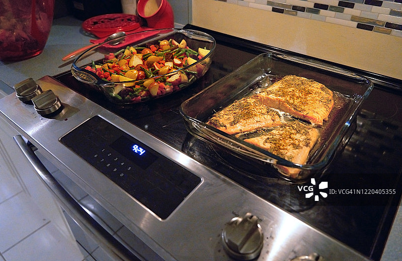 烤制的三文鱼配上香料和刚出炉的烤蔬菜。美味健康的家常菜理念图片素材