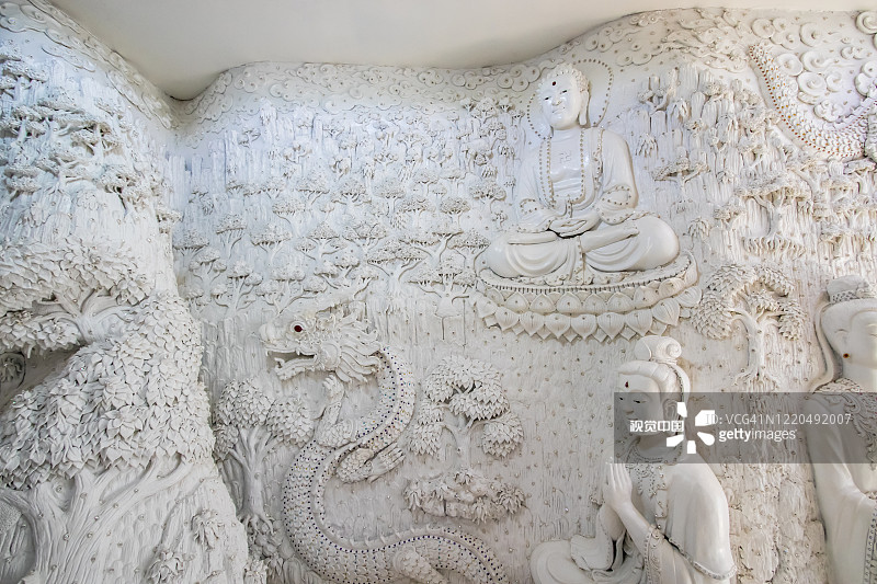 2020年1月19日，泰国北部清莱省Rimkok区:华Pla Kang Wat Huay Pla Kang观音纪念碑顶楼美丽的灰泥装饰。(选择性聚焦)图片素材