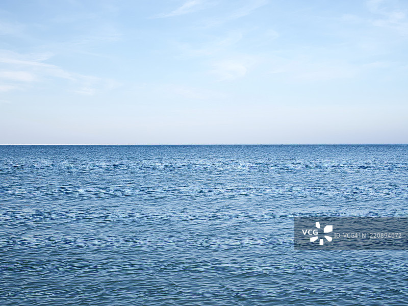 宁静美丽的深蓝色的大海和蓝天，自然的背景图片素材