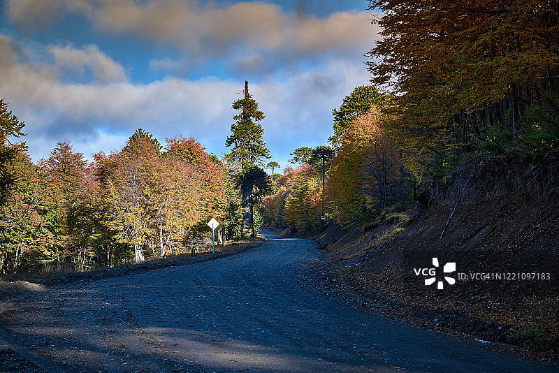 秋天蜿蜒的拉斯雷根斯山——马拉卡胡洛-纳尔卡斯国家公园图片素材