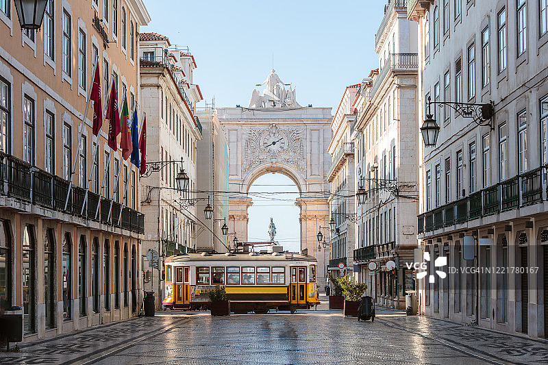 葡萄牙里斯本奥古斯塔路拱门前的有轨电车图片素材