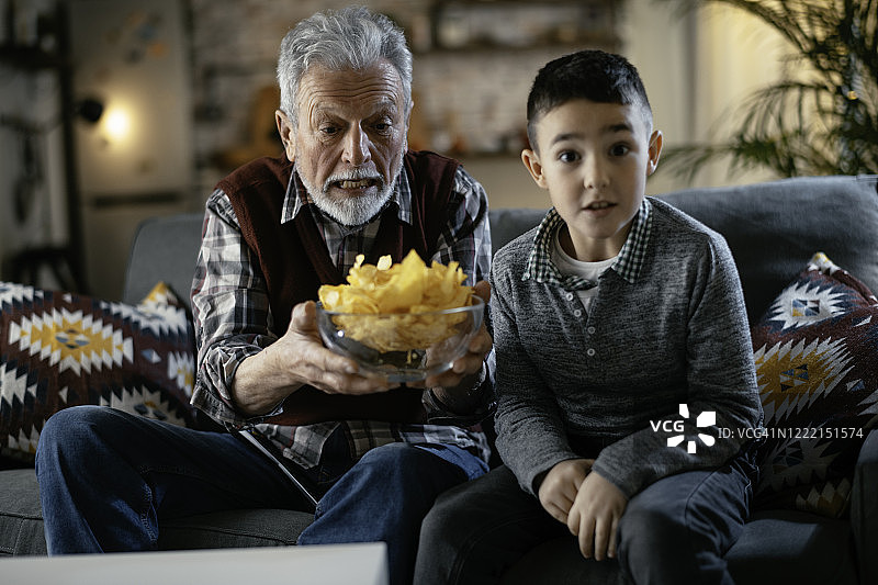 爷爷和孙子在看电视图片素材