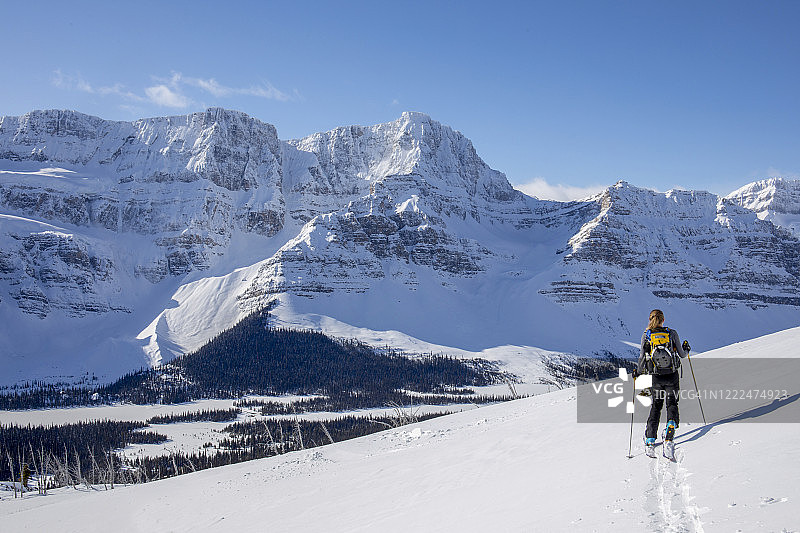 女野外滑雪者登山图片素材