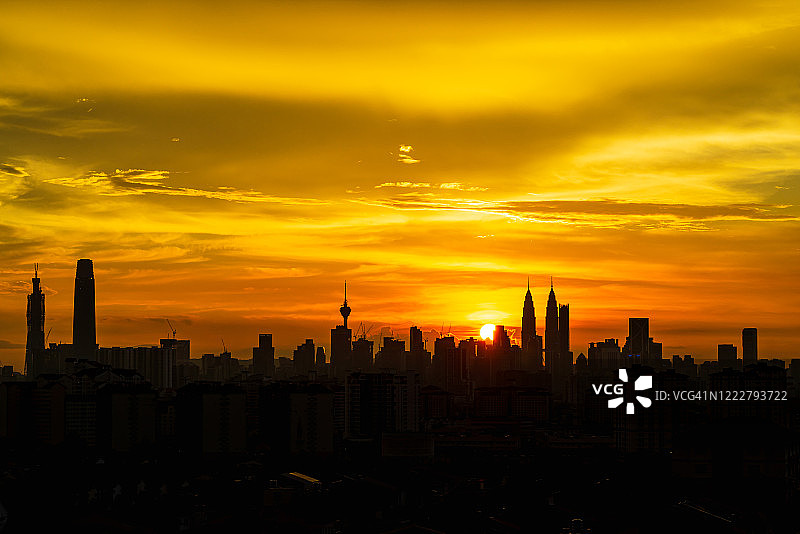 马来西亚吉隆坡市区壮观的日落景色。图片素材