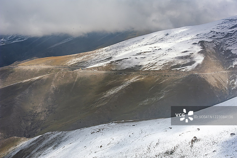 中国青藏高原上的雪山图片素材