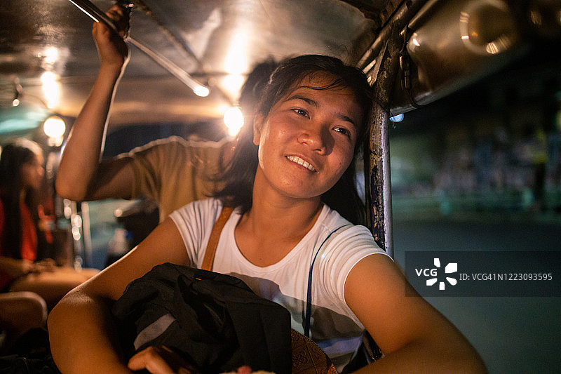 年轻的菲律宾女人在马尼拉骑吉普车图片素材