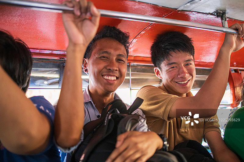 亚洲朋友在菲律宾骑吉普车图片素材