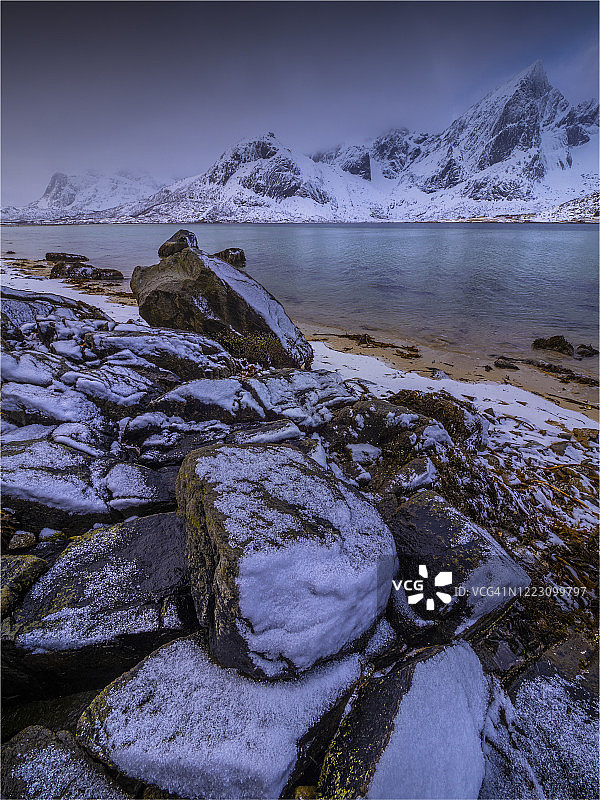 冬季，挪威北极圈罗浮敦群岛的海滩和海岸线变化多端图片素材