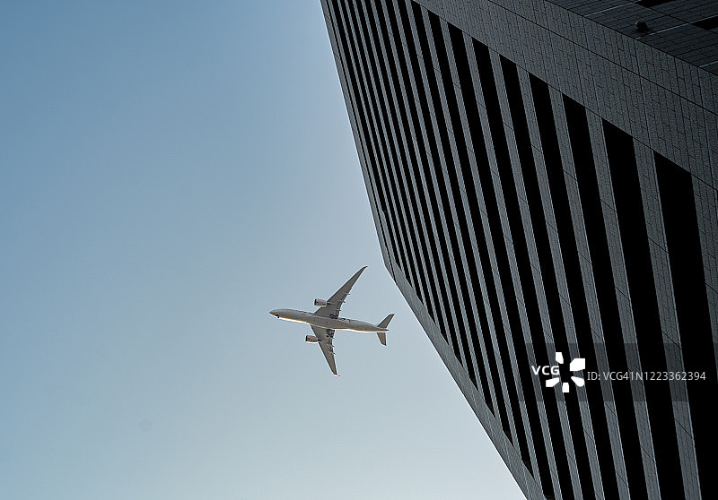 飞机和公司大楼图片素材