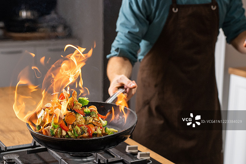 厨师用平底锅煎蔬菜图片素材