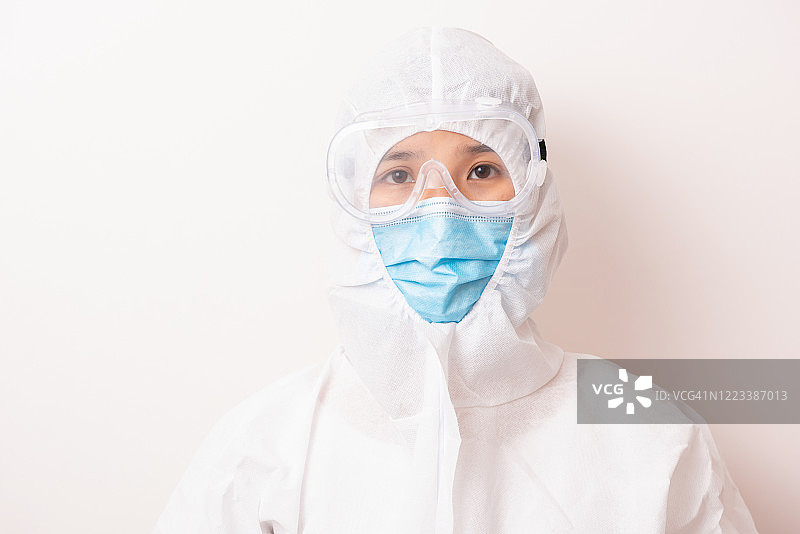女医生的肖像穿着全套防护服，防止病毒图片素材