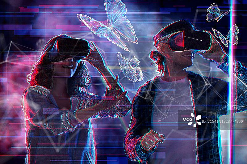 虚拟现实游戏玩家玩虚拟现实头盔和虚拟现实控制器图片素材