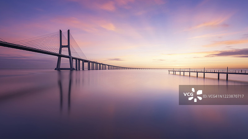 葡萄牙，里斯本，瓦斯科达伽马桥在穆迪日出图片素材