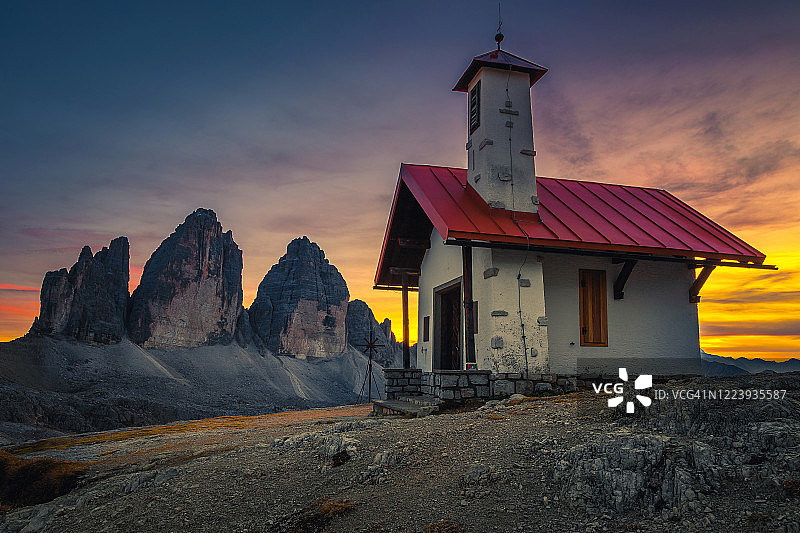 令人叹为观止的特雷齐姆迪拉瓦雷多山日落，Dolomites，意大利图片素材