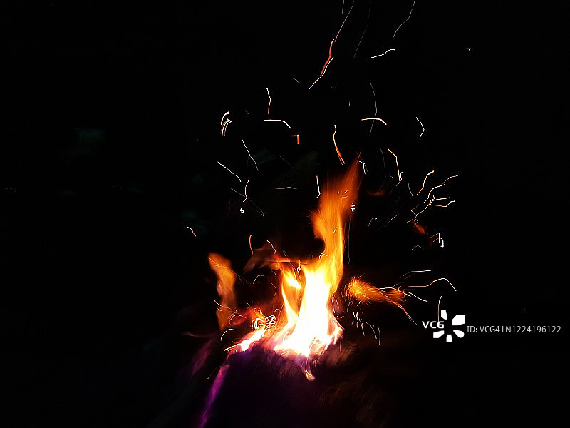 篝火对黑色背景的特写图片素材