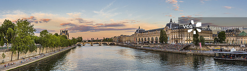 右边是塞纳河和Musée(奥赛博物馆)，背景是皇家桥图片素材