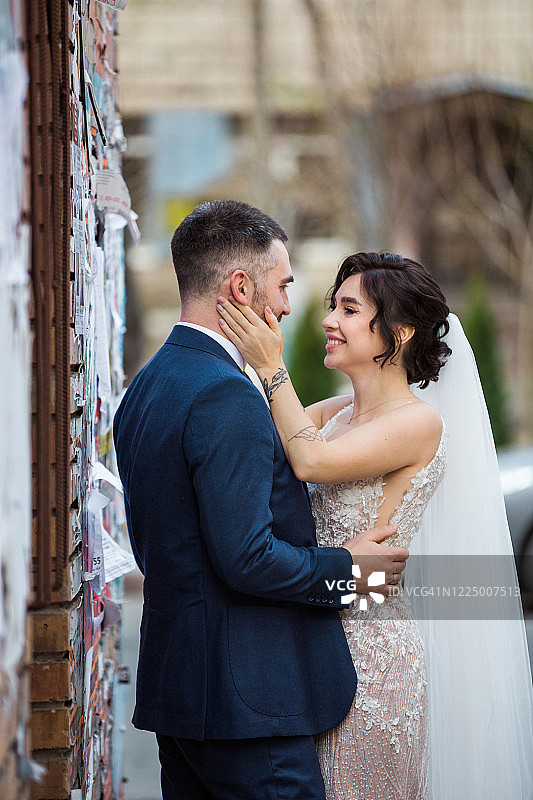 一对年轻夫妇在城市街道上的婚礼肖像图片素材