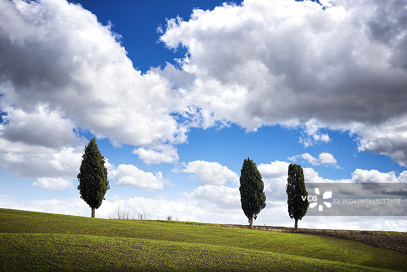 托斯卡纳山有柏树和云，托斯卡纳风景。意大利托斯卡纳图片素材