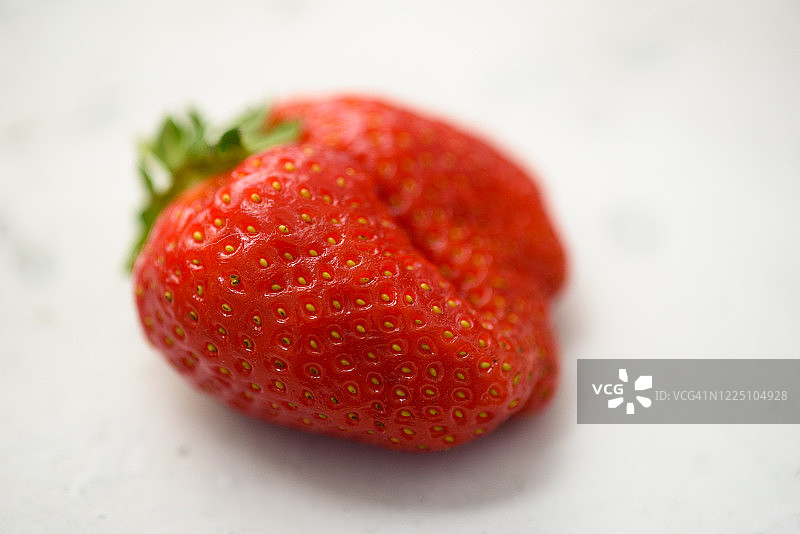 新鲜的有机草莓孤立在白色的背景。天然产物的交付。包装由有机草莓。图片素材