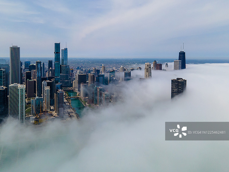 鸟瞰图下的芝加哥市中心湖效应雾图片素材
