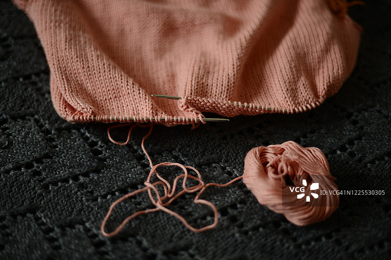 桃色毛衣，正在织中图片素材