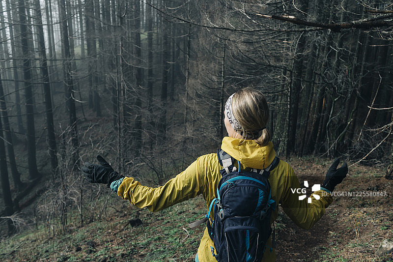 一名年轻女子徒步沿着森林小径在喀斯喀特洛克，或。图片素材