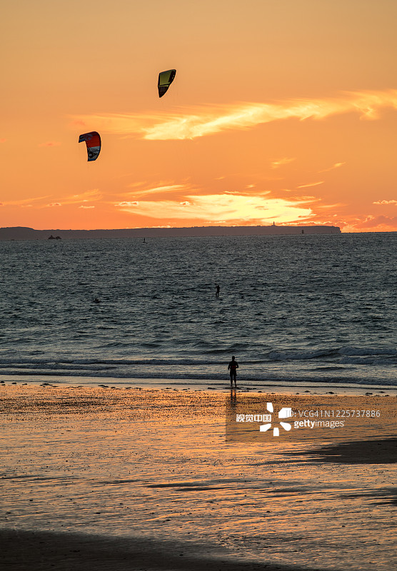 日落和风筝冲浪者在圣马洛海滩，布列塔尼，法国图片素材