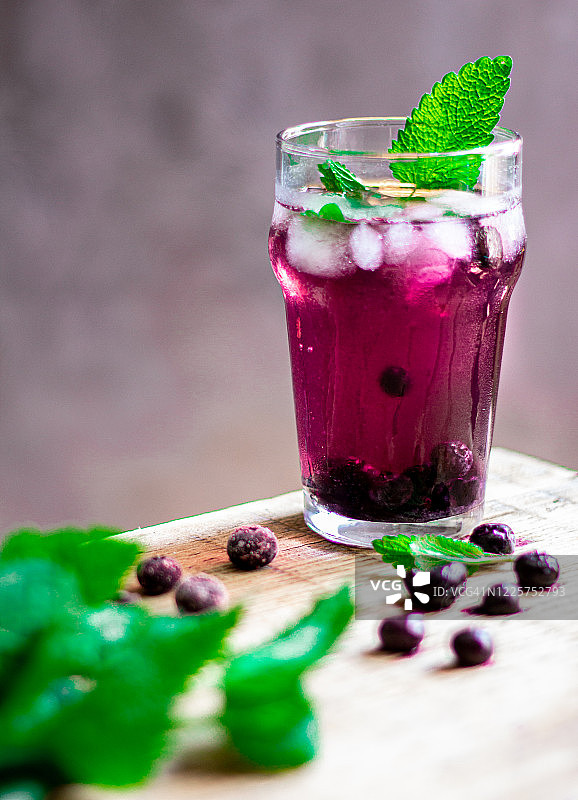 提神饮料蓝莓和薄荷。在炎热的夏天图片素材