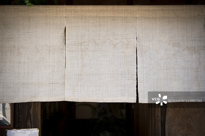 亚麻野莲日本窗帘仍然是一个门口的街道图片素材