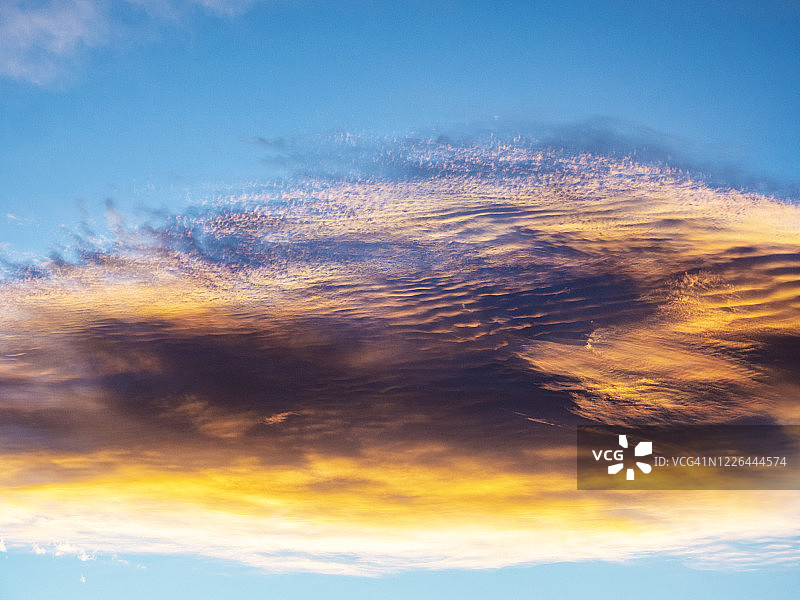 日落时天空中云层的低角度视图的完整框架。图片素材