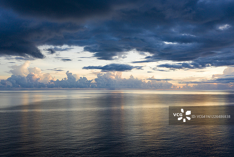 空中飞过马提尼克岛海岸，在夕阳下眺望大海图片素材