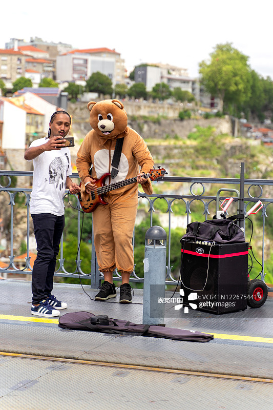 路易斯一世桥上的街头音乐家和游客图片素材