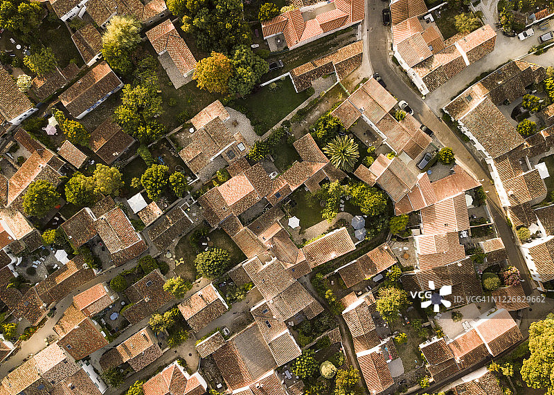 空中飞过Île de Ré的村庄，从屋顶向下看图片素材
