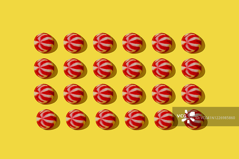 许多红色的糖果在黄色的背景图片素材