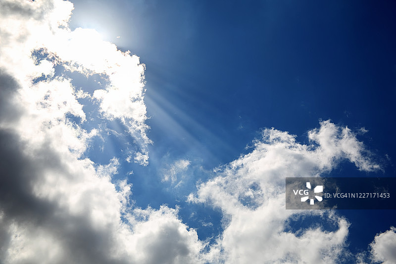 多云的蓝天和灿烂的阳光图片素材