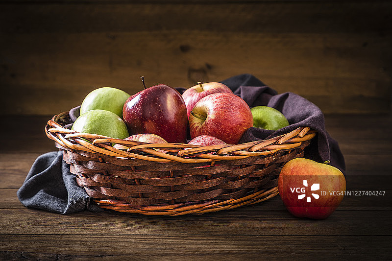 柳条篮子里装满了五颜六色的苹果图片素材