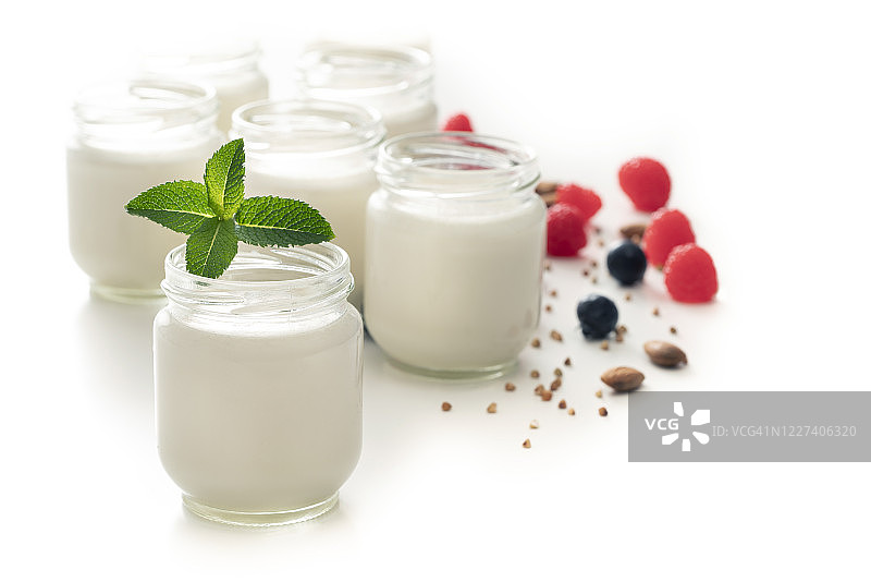 自制酸奶酸奶在玻璃罐与薄荷叶浆果格兰诺拉孤立在白色图片素材