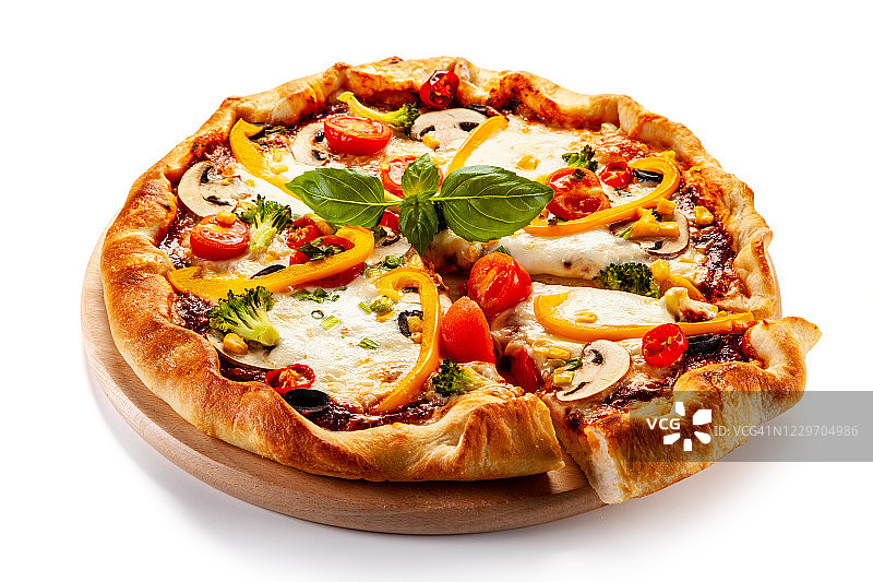 白色背景上有肉和蔬菜的比萨图片素材