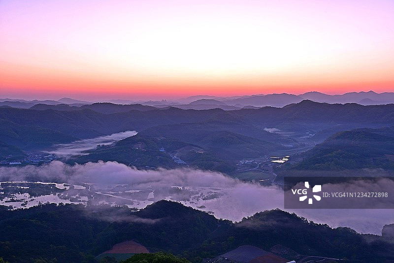 韩国济南麦三山的古沙邦峰日出图片素材