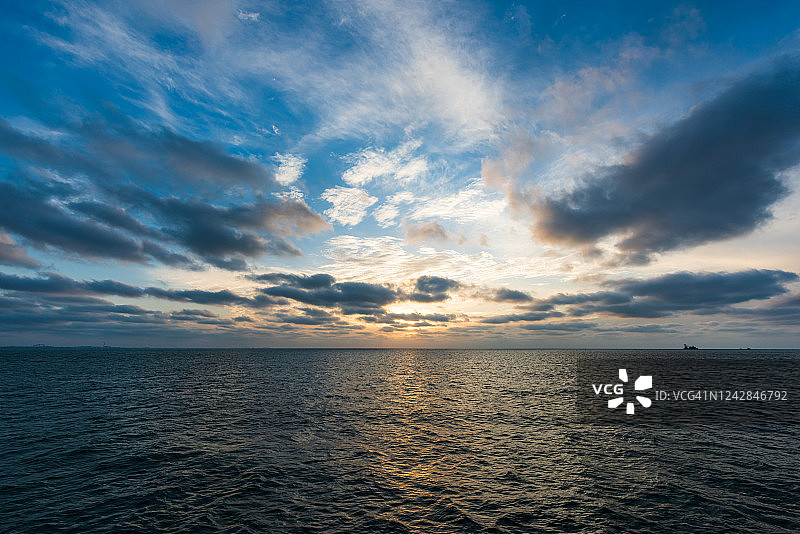 日落时的蓝色海景图片素材