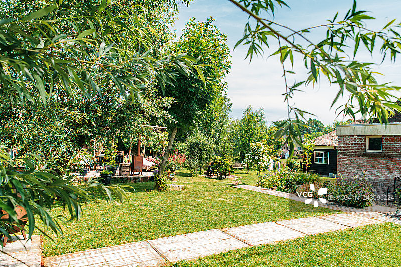 荷兰时髦的波西米亚风格花园，带有露台和躺椅。图片素材