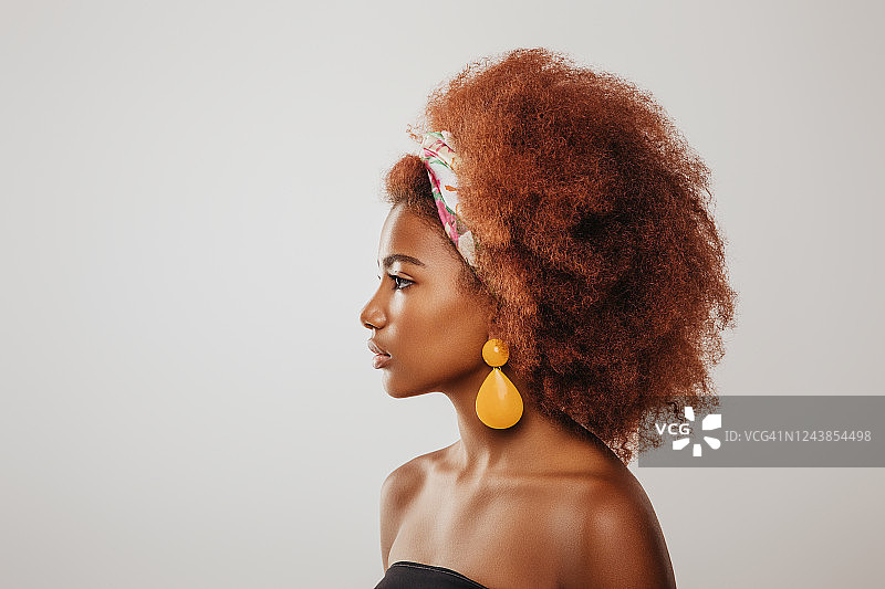 戴耳环的漂亮黑人女孩图片素材
