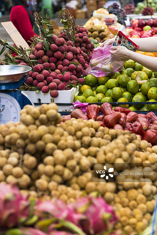 各种各样的热带水果在街头市场的推车上图片素材