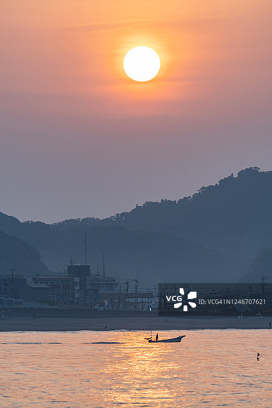 日本神奈川县海滩上的清晨阳光图片素材