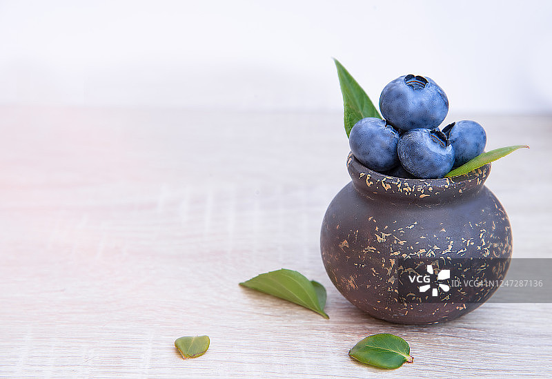 陶罐里的蓝莓图片素材