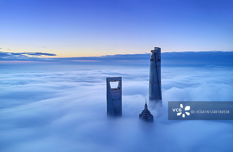 浓雾笼罩下的上海地标摩天大楼图片素材